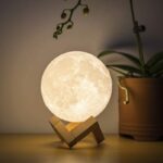 3D Mesec Lampa — Punjiva Noćna Lampa sa Dodirom i LED Svetlom - 3D Mesec Lampa Detalj Povrsine.Jpg