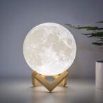 3D Mesec Lampa — Punjiva Noćna Lampa sa Dodirom i LED Svetlom - 3D Mesec Lampa Punjiva Led Nocna Slika 4.Jpg