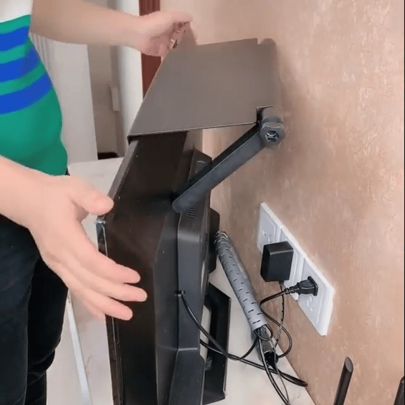 podesiva polica za TV i monitor — u upotrebi