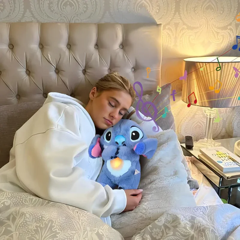 plišani Stitch koji diše — prednja strana
