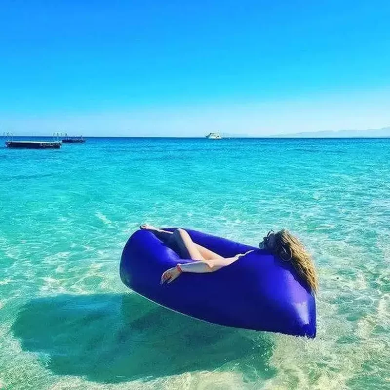vazdušna sofa na naduvavanje — u upotrebi