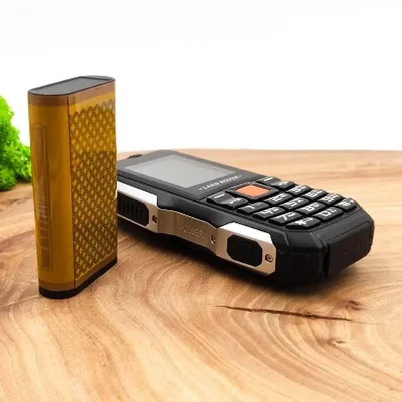 robusni telefon sa jakom baterijom robusni telefon sa jakom baterijom — u upotrebi