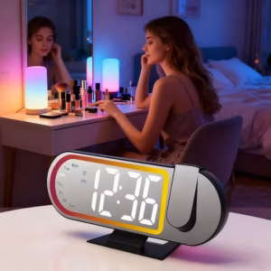 LED digitalni sat sa projekcijom — u upotrebi