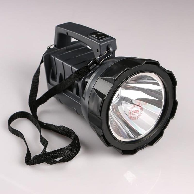 punjiva LED lampa reflektor punjiva LED lampa reflektor — u upotrebi