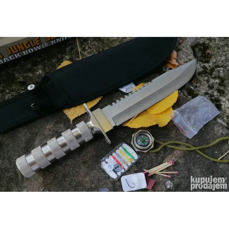 Survival nož Rambo 35 cm sa kompasom i opremom za preživljavanje Rambo survival nož - u upotrebi