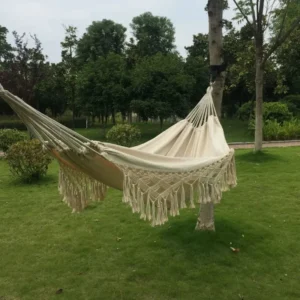 Bela viseća ležaljka sa resama za baštu i balkon