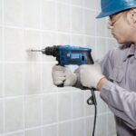 udarna bušilica 800W - u upotrebi
