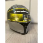 siva flip-up kaciga sa integrisanim naočarima - u upotrebi