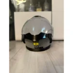siva flip-up kaciga sa integrisanim naočarima - detalji