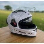 bela integralna moto kaciga - prednja strana