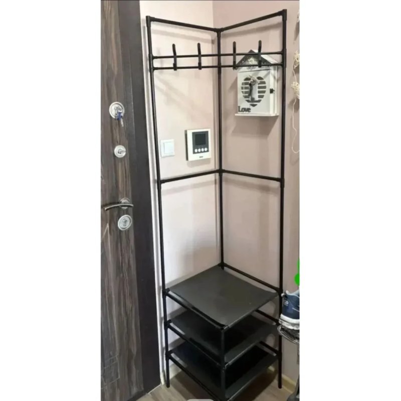 Metalni ugaoni cipelarnik sa čivilukom 45x45x180 cm — crni ugaoni stalak za cipele i jakne - u upotrebi