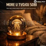 Svetleći ukras meduza u providnoj kugli na postolju